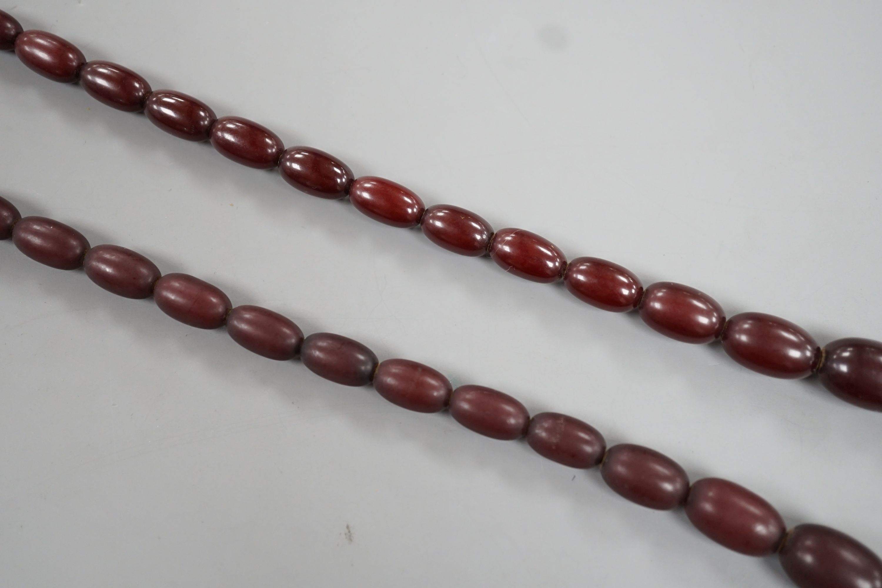 A single strand graduated oval bakelite bead necklace, 71cm, gross weight 60 grams.